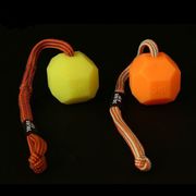 Balle Julius-K9 IDC®LUMINO jaune ou orange fluo avec poignée 60 mm